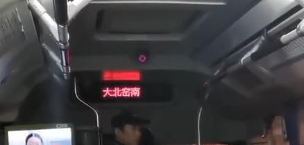 无理取闹|7旬老太坐公交插队，被小伙指责后报警：我没排队，但有人骂我！