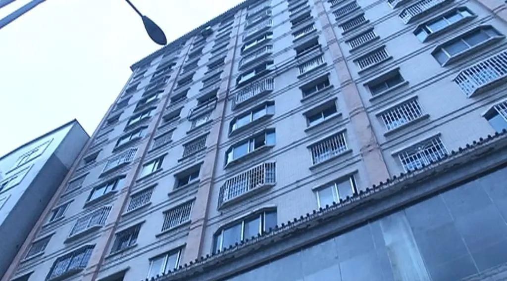  小心|贵州丨一块石头从天而降，击中路人！这栋楼大家要小心啊！