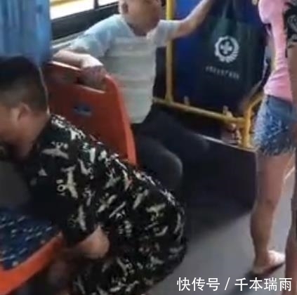 男子|公交车一个急刹，女生不小心坐到男子身上，结果男生受伤了！