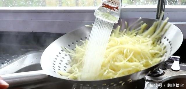 酸辣|酸辣土豆丝的正确做法,先焯水你就错了,教你土豆丝脆爽好吃技巧