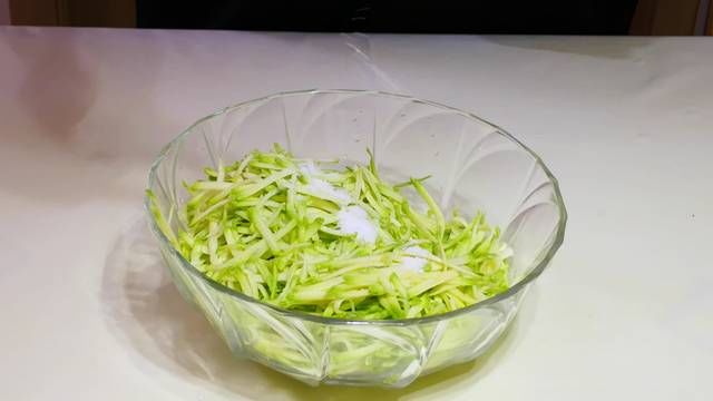  电饼铛|早餐别吃油条了，教你新吃法，不用发面，两手一按，6个不够吃