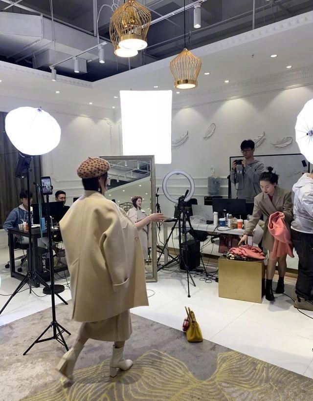  直播|吴晓波直播翻车背后：明星带货也有风险，有人出场费20万销售额8千