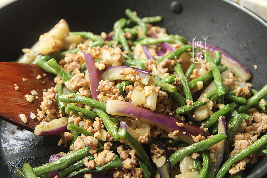 大厨|做茄子豆角时,直接过油就错了,大厨教您一招,茄子不黑不油腻