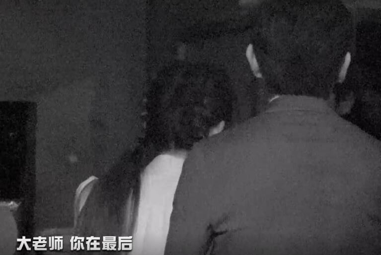  黄明昊|杨幂怕黑，下意识对黄明昊做出一个动作，暴露出她对弟弟的依赖！