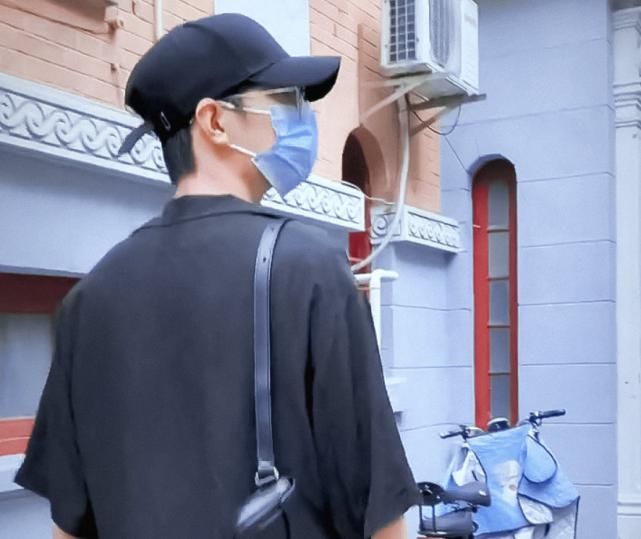  顶流|肖战带火咖啡店，老板感叹来了数百位明星才感受到顶流，拉花师却要疯了