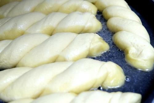  玉米面卷子|玉米面做面食不用蒸，松软细腻底部焦脆，比蒸的香，全家都爱吃