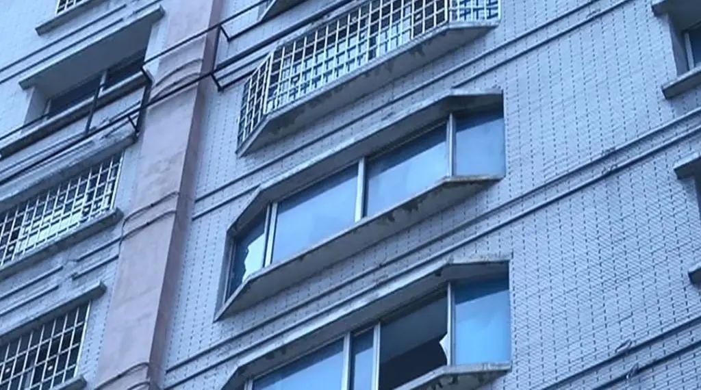  小心|贵州丨一块石头从天而降，击中路人！这栋楼大家要小心啊！