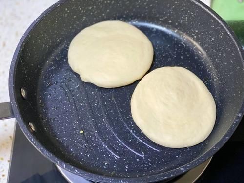  不腻|两片饼子夹着肉，酱汁外溢，爽而不腻