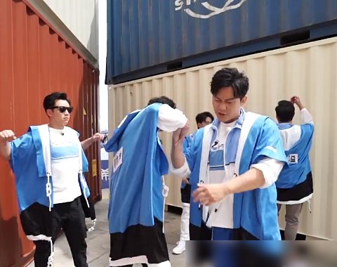  郑恺|郑恺作为00后代表出场时，还记得baby的反应？怕是忘了有镜头吧