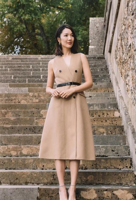  设计|被王祖蓝老婆迷住了，穿黄色露肩裙美成仙女，身材气质不输超模