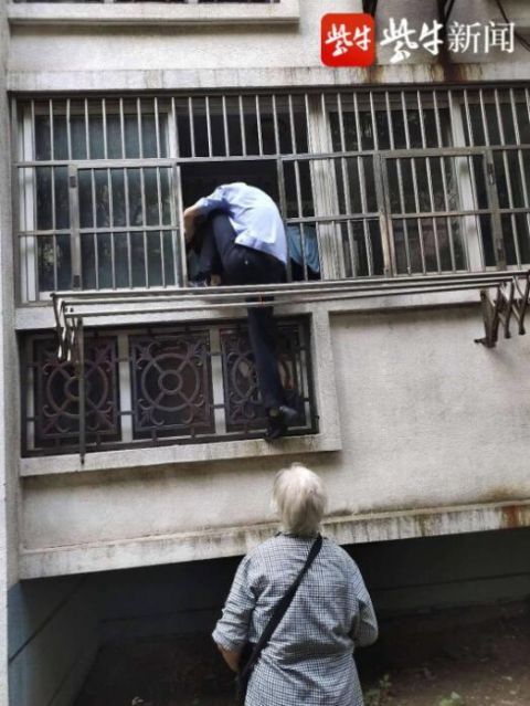  老太|老人钥匙忘带了，民警翻窗入室助其归家！