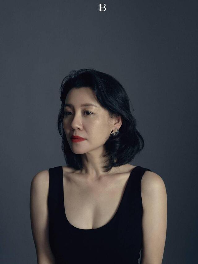 锁骨|“大娘子”刘琳可真美,穿大U领小黑裙端庄优雅,迷人锁骨太惊艳