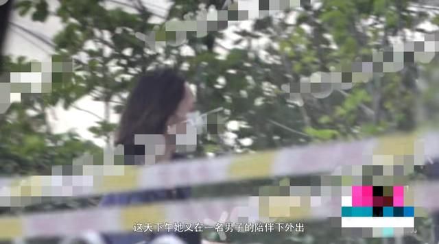  神秘|白百何身边换人了？出行获神秘男子全程陪同，聊到开心处相视一笑