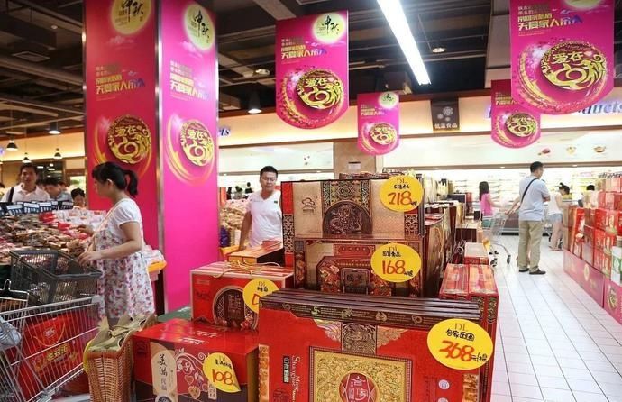 超市|超市的月饼摆得琳琅满目,为何中秋后突然不见了,它们去哪了?