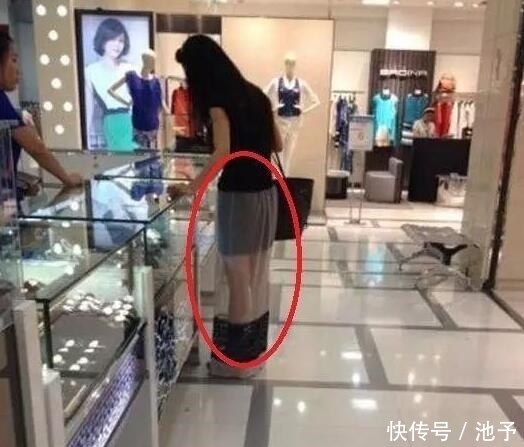 姑娘|现在的姑娘穿衣真的是随性,我在旁边看着都替她感到尴尬