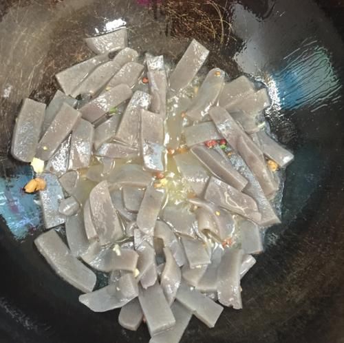  魔芋豆腐炒韭菜|这才是“刮油高手”，和韭菜一起炒，清香可口，补钙质，小肚子不鼓了