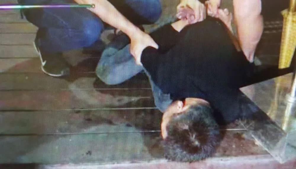 餐厅|金边:中籍男子疑似毒瘾发作,被当做盗贼,遭殴打