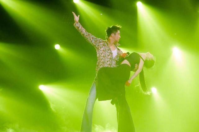 创意|郑恺12个字回应太敷衍，奉子成婚到事业造假，值得信任吗？