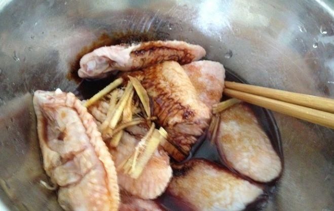  厨师|做可乐鸡翅时，先焯水还是先腌制？很多人搞错了，难怪鸡翅腥味重