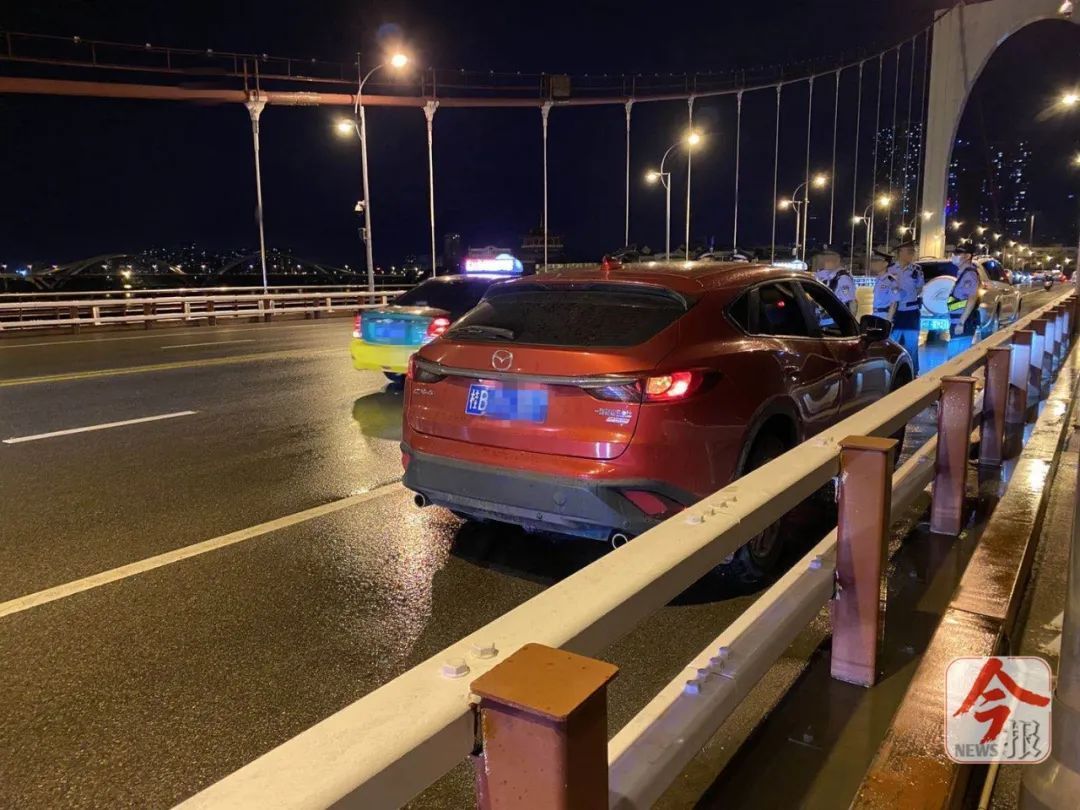  桥中|男子桥中停车后跳河！副驾一女子伤重不治身亡