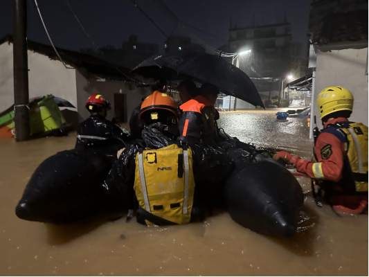 特大暴雨致深莞严重内涝，消防救援持续进行……