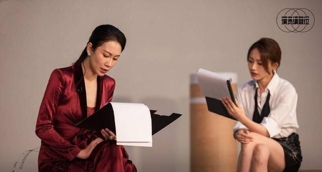 杨幂|与杨幂解约后空窗2年,和昔日同事同台PK,她被指成“背景板”