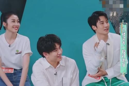  上台|别把伤害当成幽默！刚上台就diss何炅个子低，何炅：你不退赛啊？