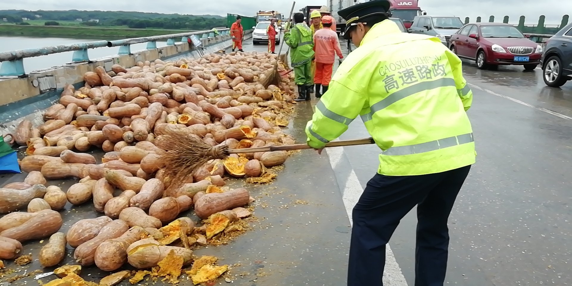  南瓜|送南瓜的货车追尾快递货车，高速上撒了一地的南瓜