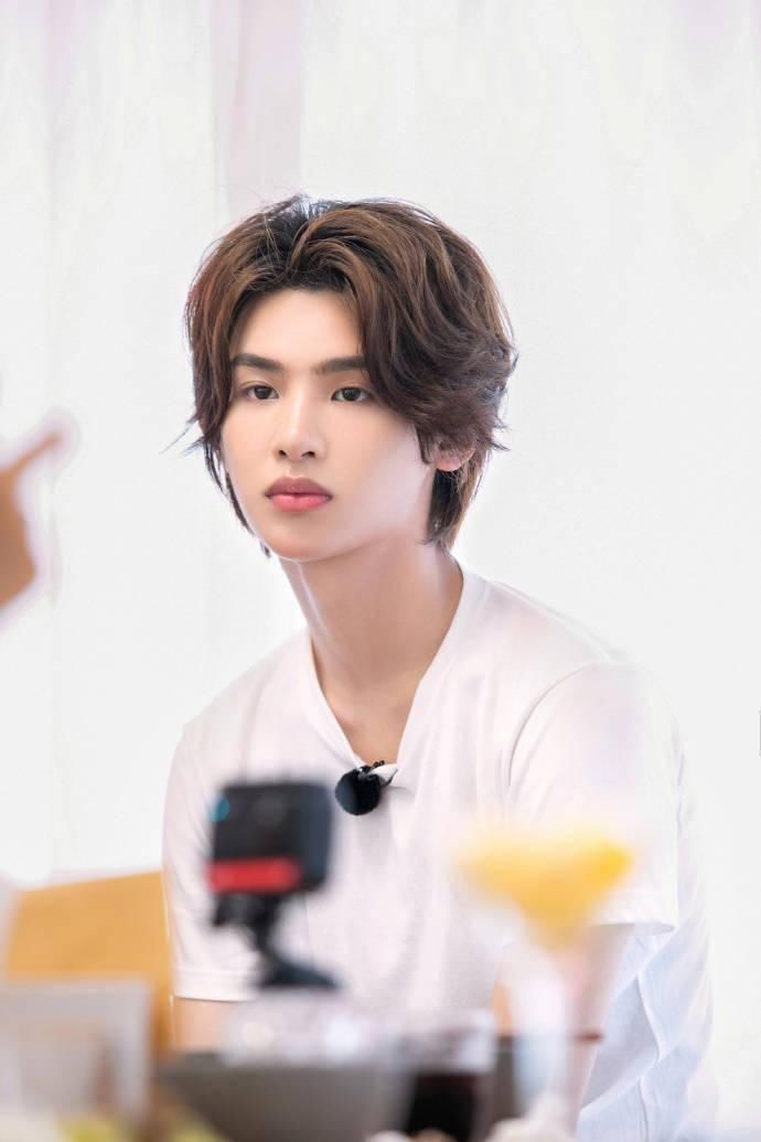  解偶像|《夏日冲浪店》本周高清剧照大放送 看新手店员tin变身揽客小能手