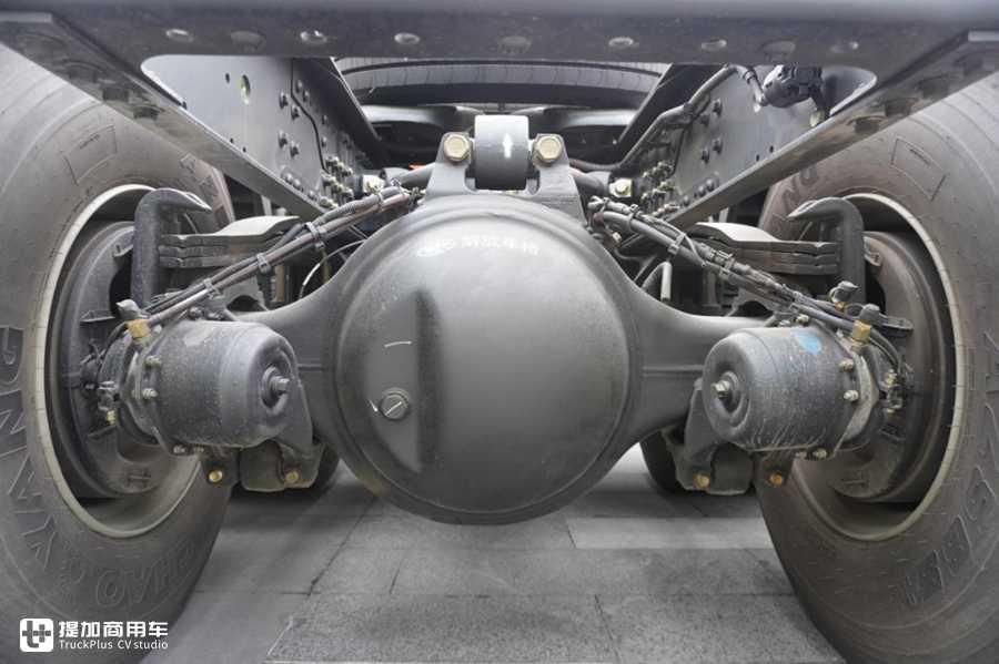  推出|解放J6P推出一款砂石料运输牵引车，配置怎么样？实拍带你看看