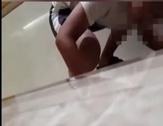  机智|变态男子进商场女厕所偷窥 被机智女子拍下全过程