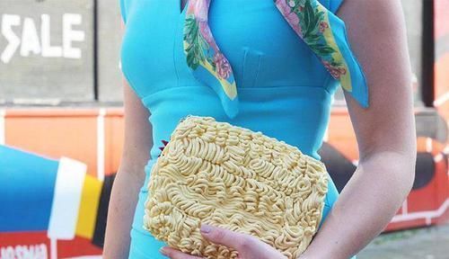 不止|不止方便面,各种食物变为挎包,真是让“吃货”难以抗拒的诱惑