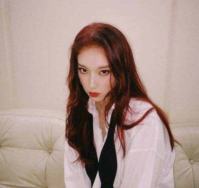  情难|李汶翰易易紫恋情疑曝光，两人挽手亲密热聊，李汶翰车前情难自禁