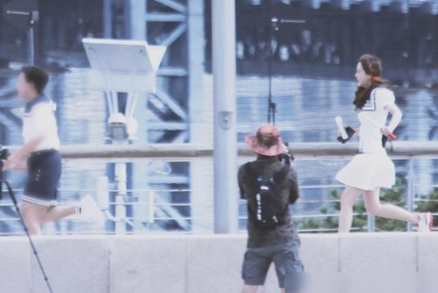  啥样|baby录综艺花絮照曝光，看到她90斤的腿长啥样，再不羡慕了