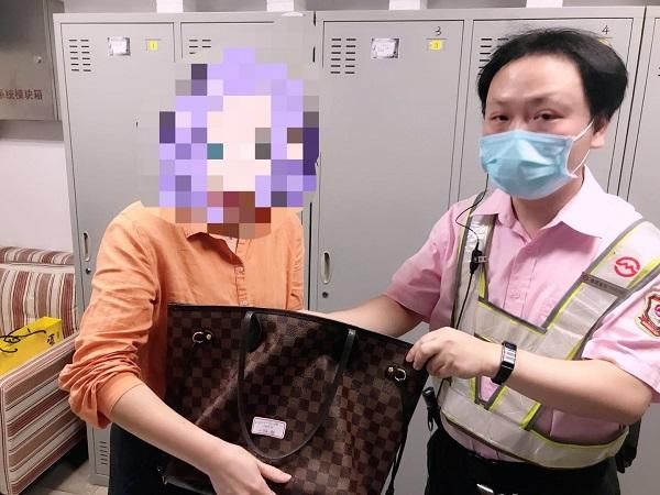 好心|“马大哈”丢失名牌包包未察觉 好心市民和工作人员帮送回