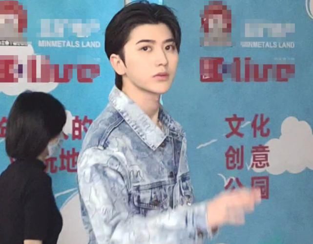  人气|蔡徐坤《快本》生图，梳背头造型成熟，同期嘉宾还有高人气女明星