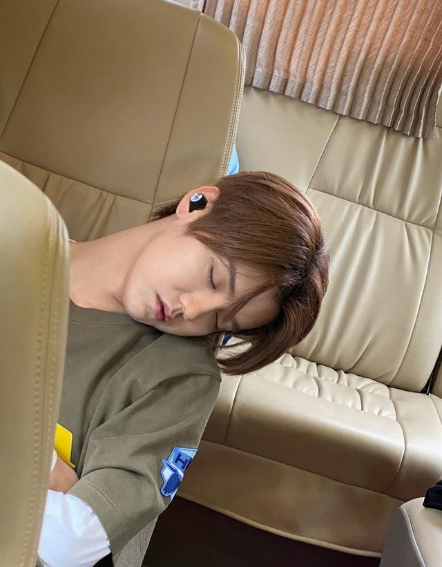  综艺节目|邓超晒最新路透照，陈赫鹿晗车内睡觉超搞笑，鹿晗素颜近照曝光