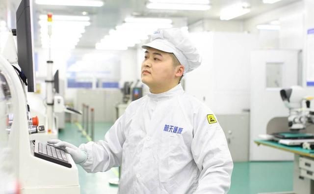  封面|新青年·上封面｜北斗三号卫星星上产品研制者唐仁杰：每天都在和“1毫米”较劲