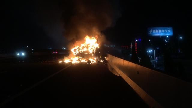  消防部门|一快递运输车在京港澳高速着火，民警消防齐救援