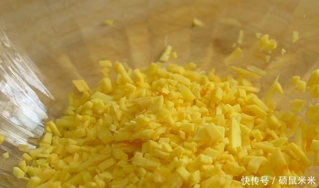 过瘾|秋天要多吃南瓜,加一朵西兰花,不用炒不用炖,一口一块真过瘾