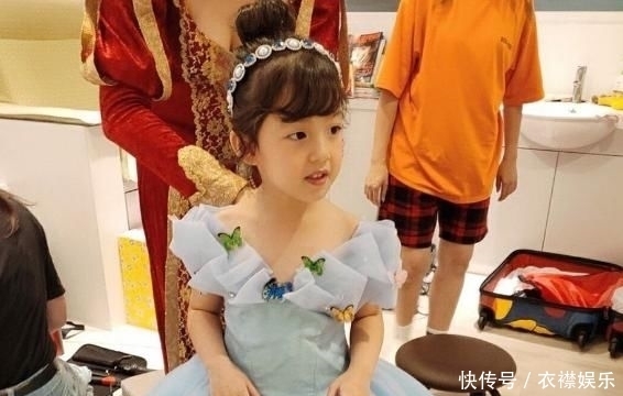 公园|《爸哪儿》小泡芙长大了!7岁拥有大长腿,公园练单杠秒变女汉子