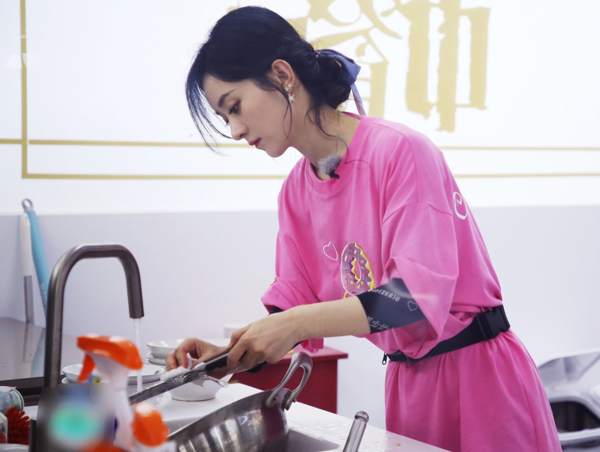  放出|赵丽颖黑稿被放出，《中餐厅》节目组诚恳道歉，我却注意她的回应