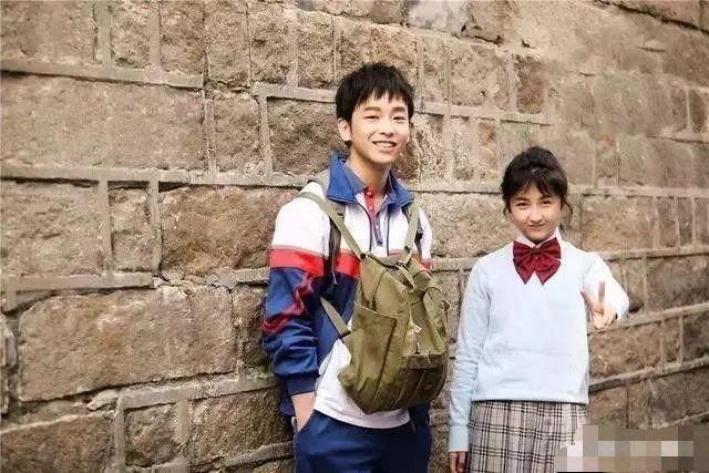 待遇|张子枫彭昱畅关系惹争议,两人恨不得黏在一起,女朋友都没这待遇