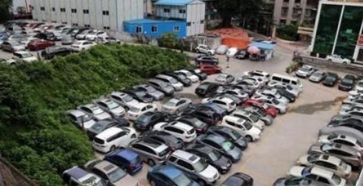  女车主|乱停车影响交通，面对指责，女司机当场严厉地说：等我