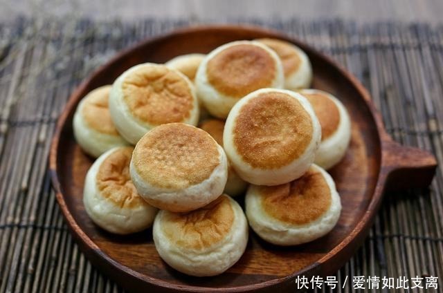 美味|面粉别再做包子了,试试这款小吃吧,咬一口,瞬间爆浆,美味极了