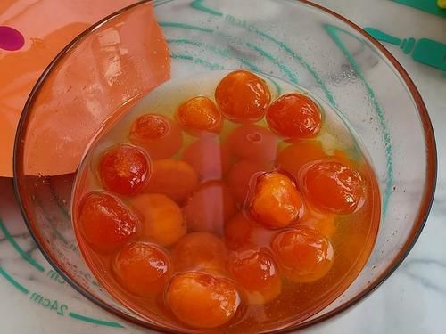 咸鸭蛋|如何保存生的咸鸭蛋黄?其实很简单,什么时候需要拿出来都可以