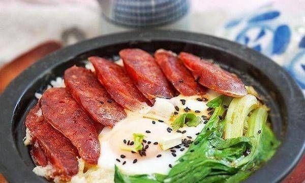  煲仔饭|广式煲仔饭芳香可口，腊肠和鸡蛋完美搭配，营养美味！