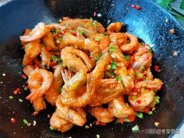 把大虾|别只会水煮大虾，教你这个做法，味道特别香，吃的虾壳都不剩
