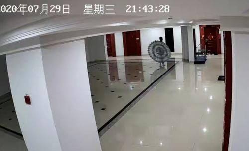  租房|姑娘找中介租房，没租成！花了几百块送了中介一样东西！被抓了！