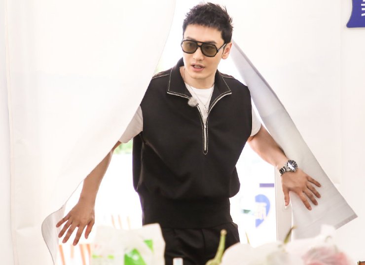  同台|THE9录制《快本》照片传出，近景舞台太养眼，我却在注意同台嘉宾